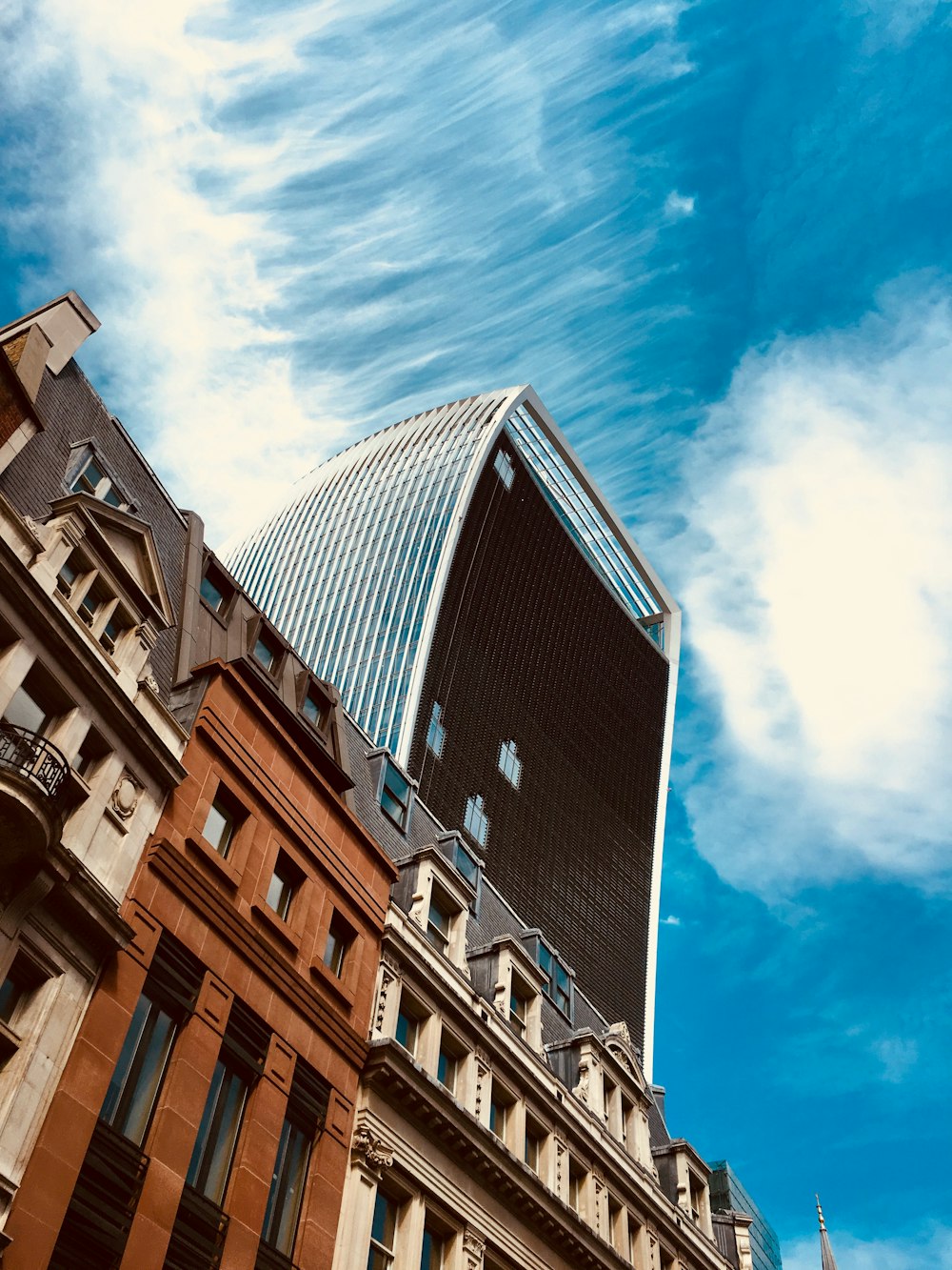 Un edificio alto con un frente de vidrio