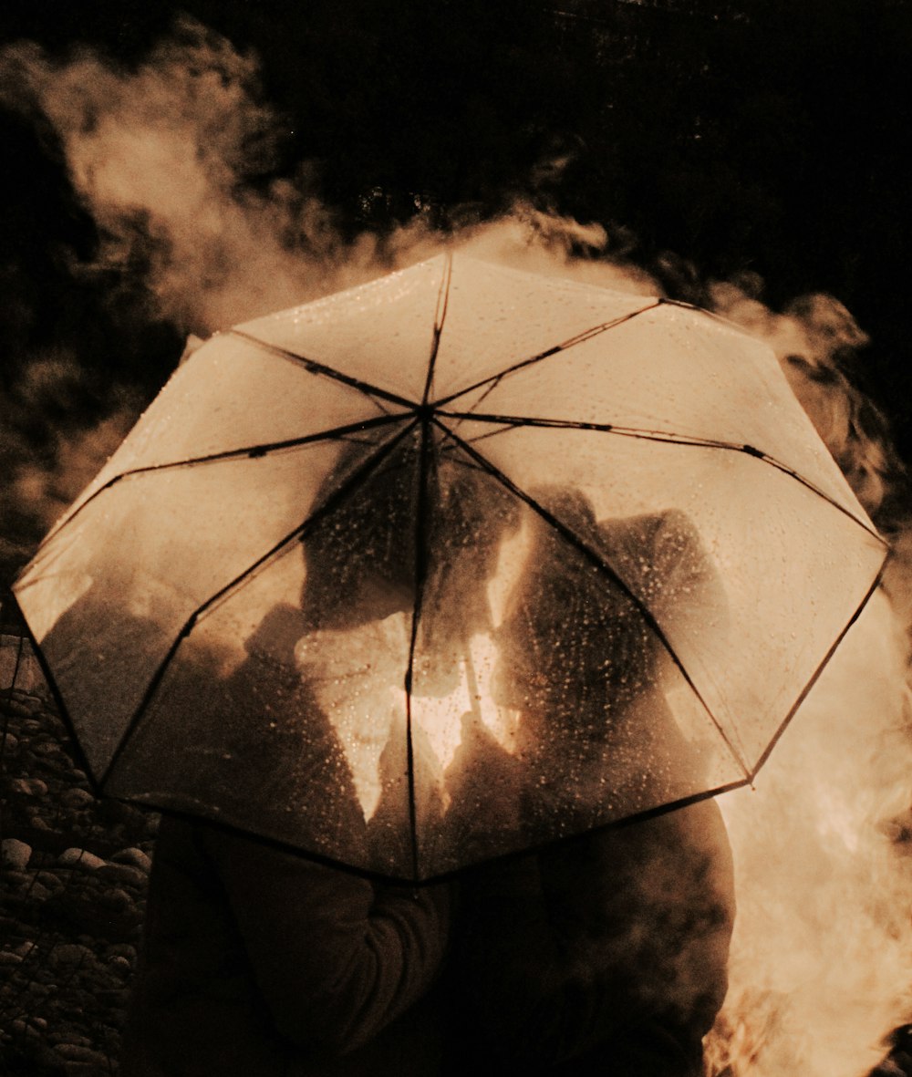 uma pessoa segurando um guarda-chuva
