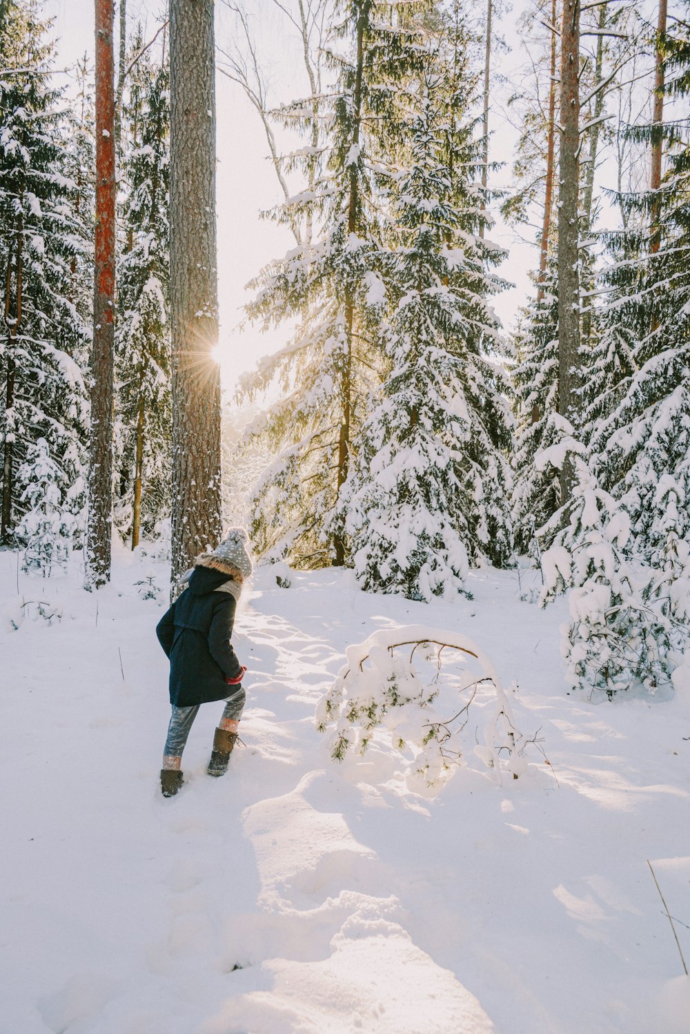 Ein Kind geht im Schnee spazieren