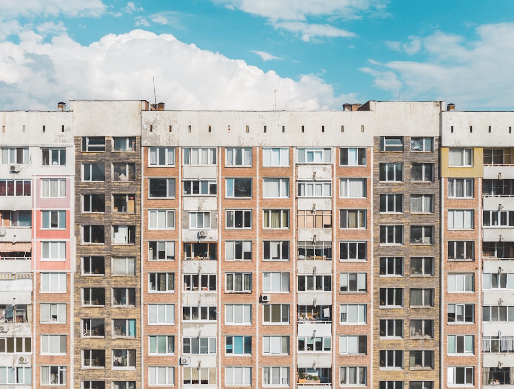 um edifício com muitas janelas