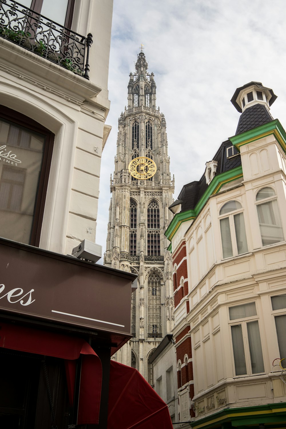 Ein Glockenturm in einer Stadt