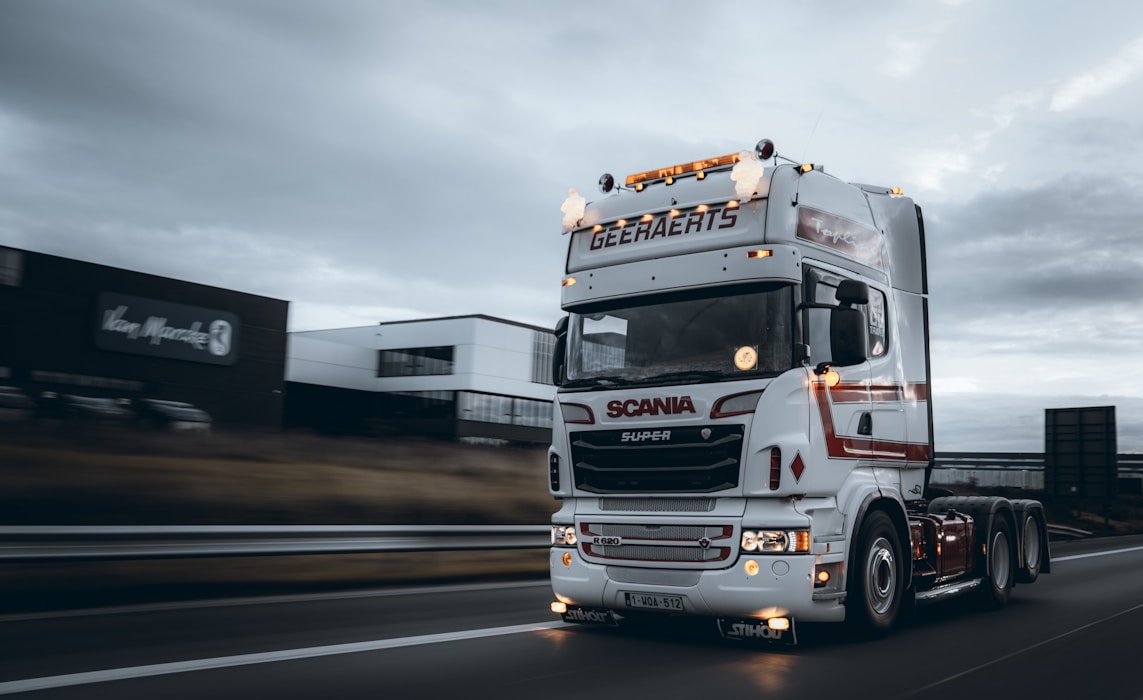 Camión Scania europeo en autopista