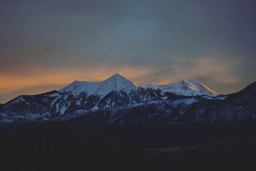 a snowy mountain range