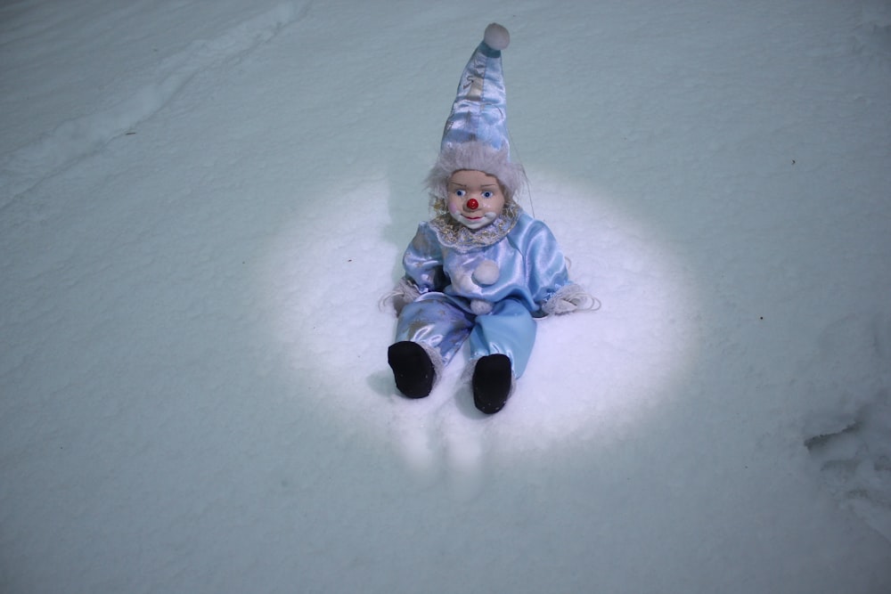 um bebê em um terno de neve