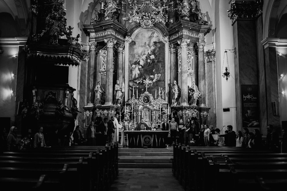 Una grande chiesa con un grande gruppo di persone al suo interno