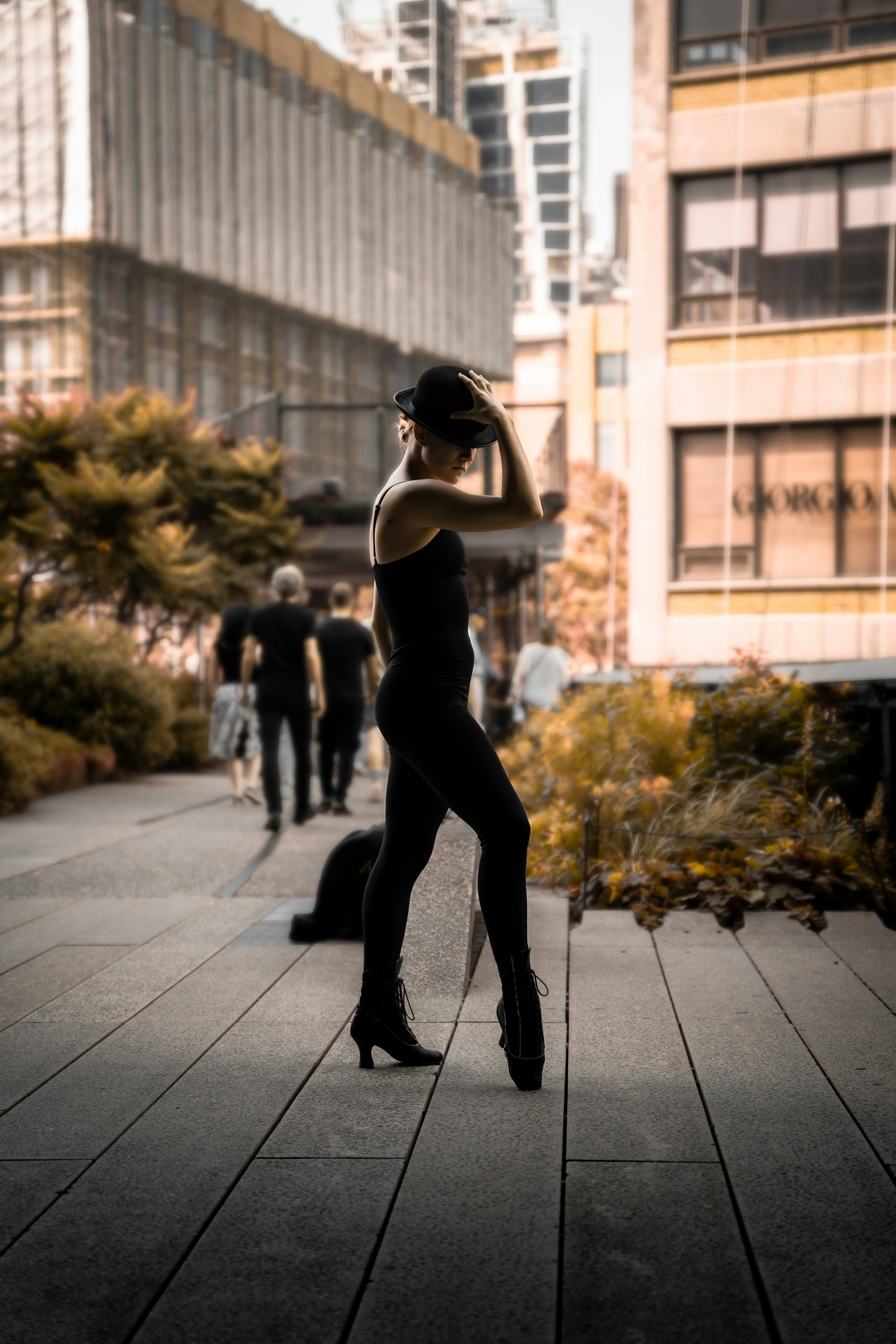 Mujer usando leggings negros en un entorno casual