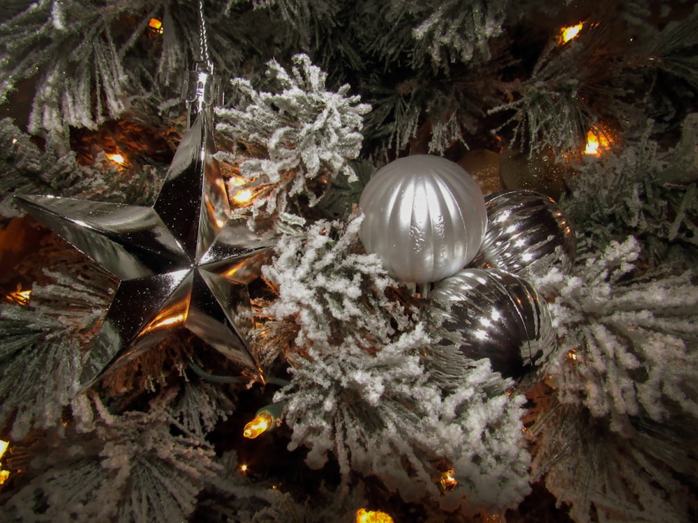 Un sapin de Noël avec des lumières