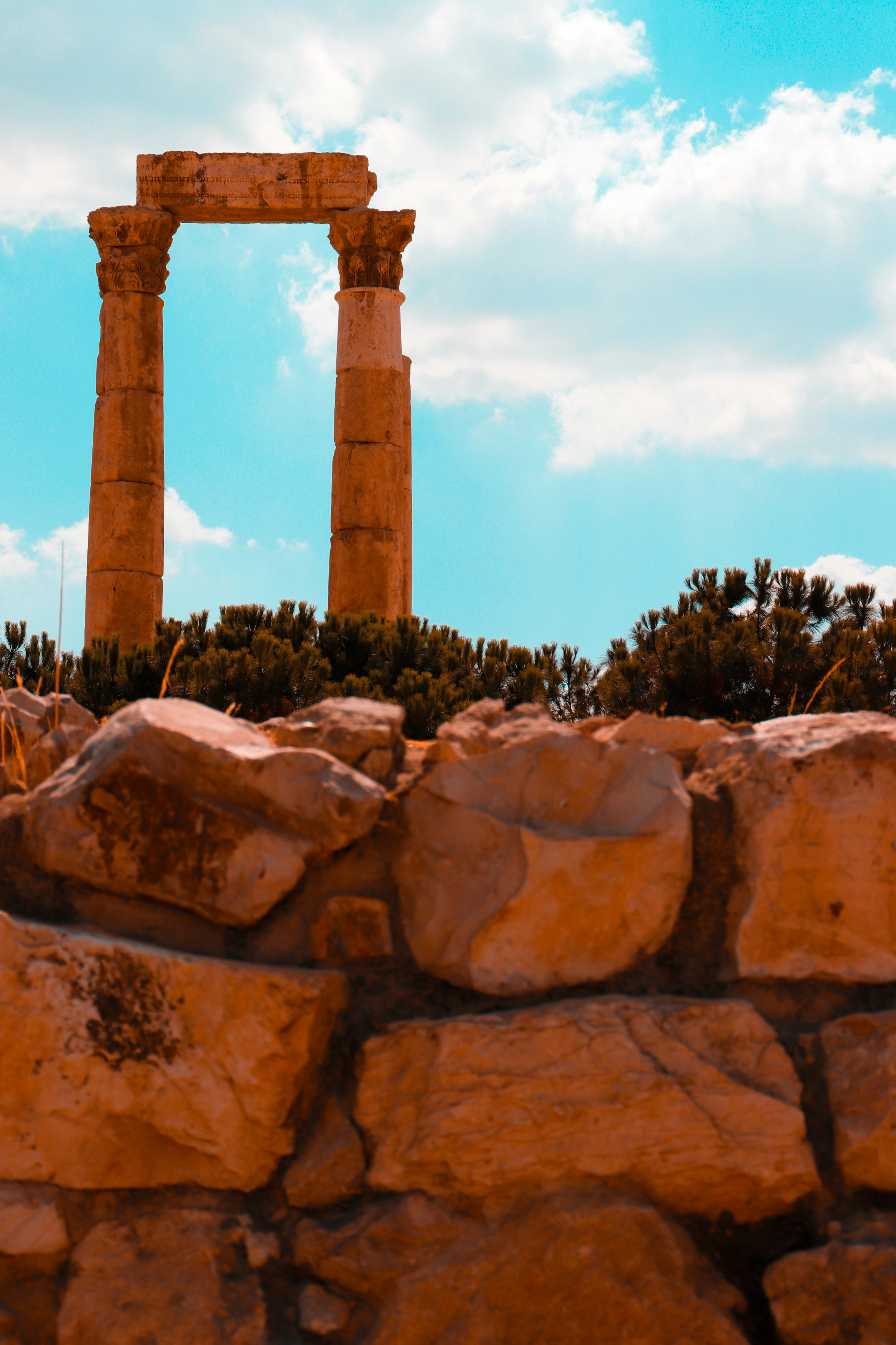 a stone wall with pillars