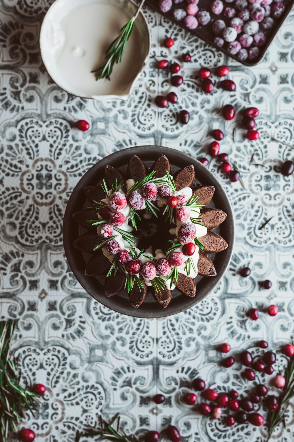 Ein Kuchen mit einem Design darauf