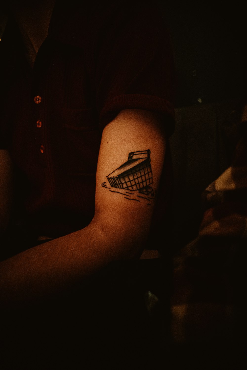 Der Arm einer Person mit einem Tattoo darauf