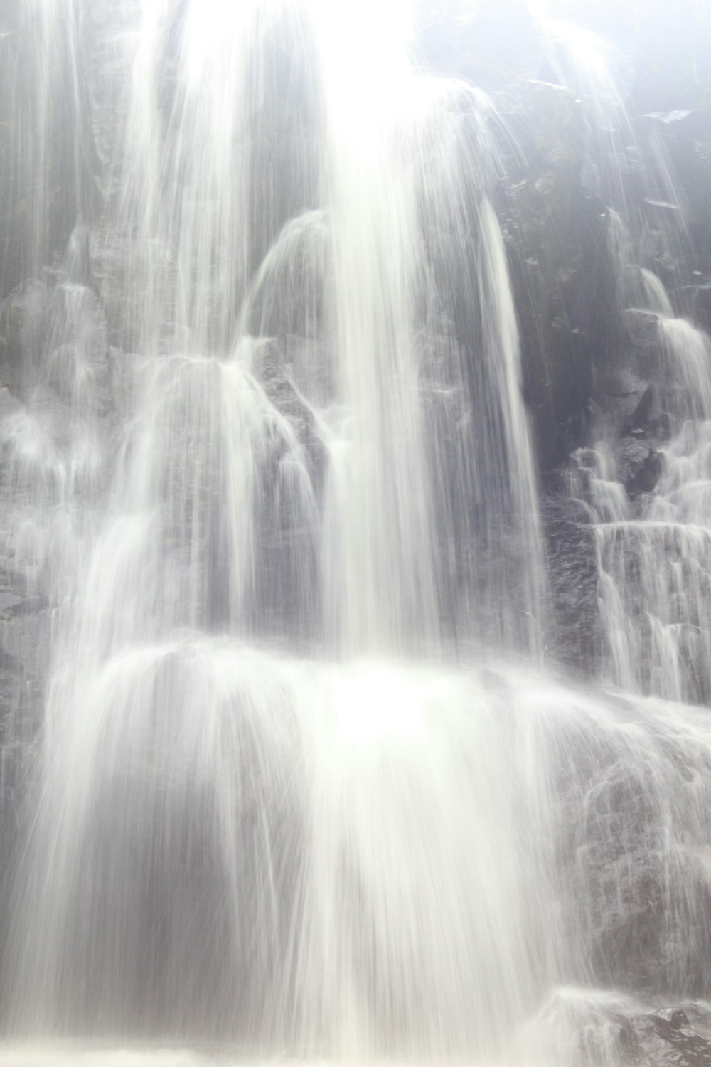 Una cascata con un arcobaleno