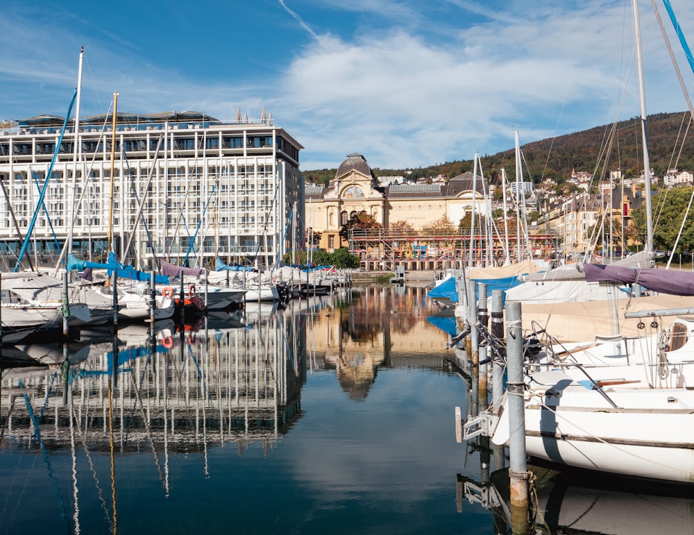 bateaux amarrés à un quai