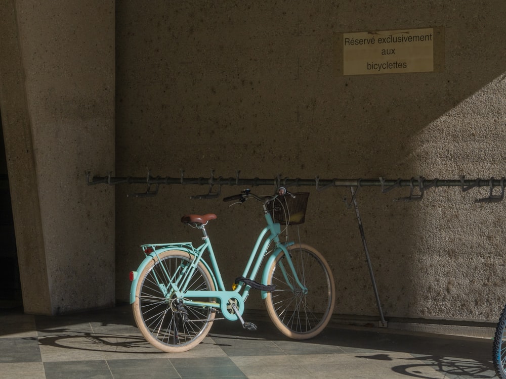 una bicicleta estacionada en la acera