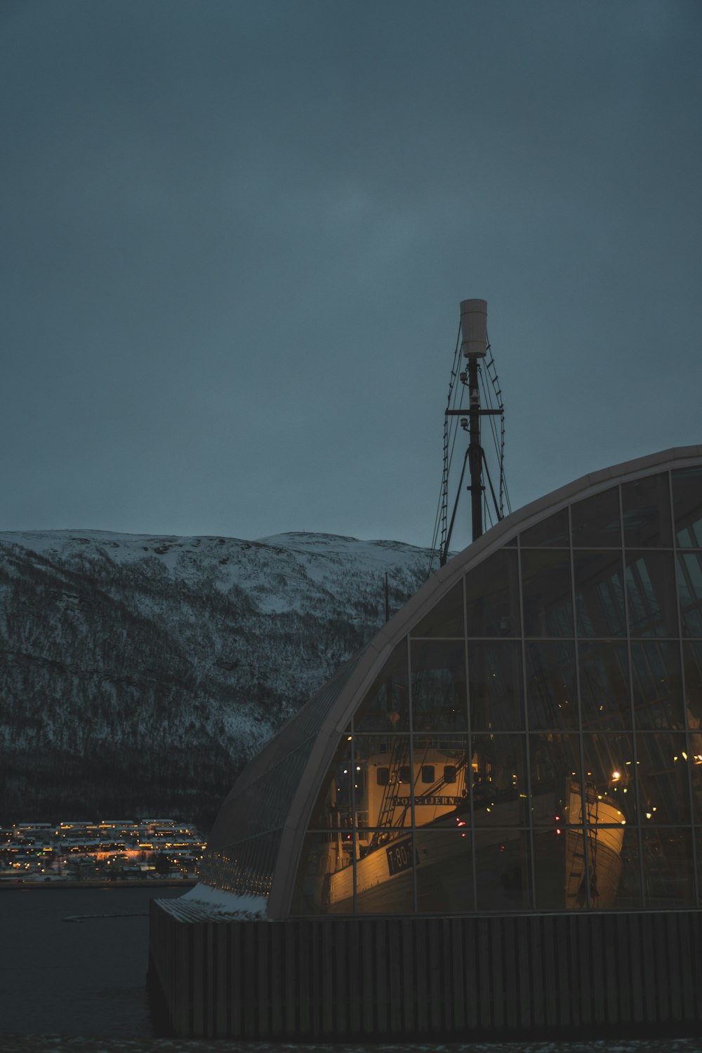 ein Gebäude mit einem Turm im Hintergrund