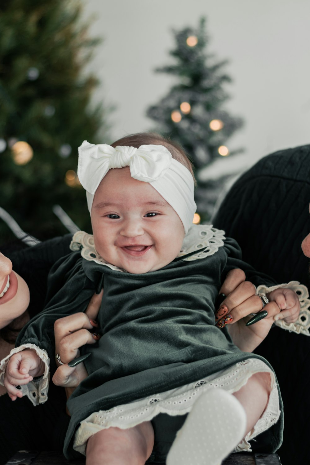 Ein Baby sitzt auf einem Stuhl