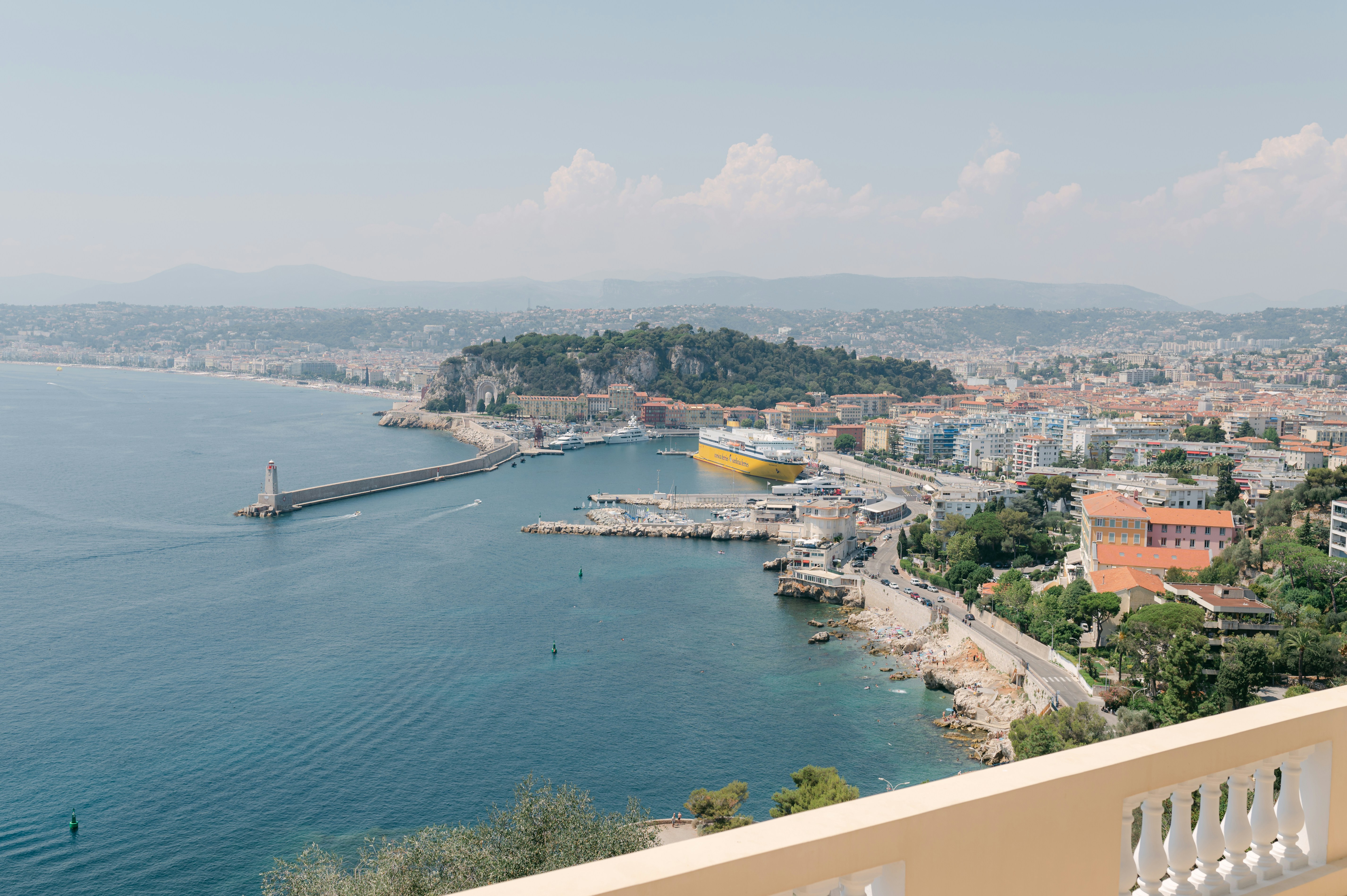 ein Gewässer mit Gebäuden und Bäumen um es herum