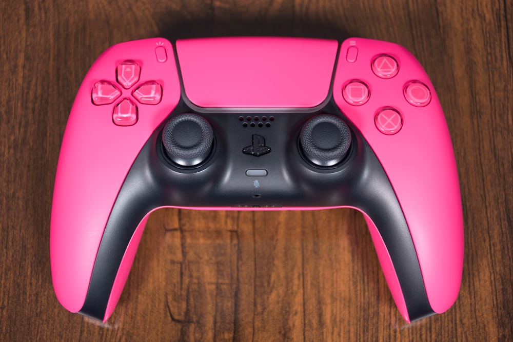um controlador de videogame rosa