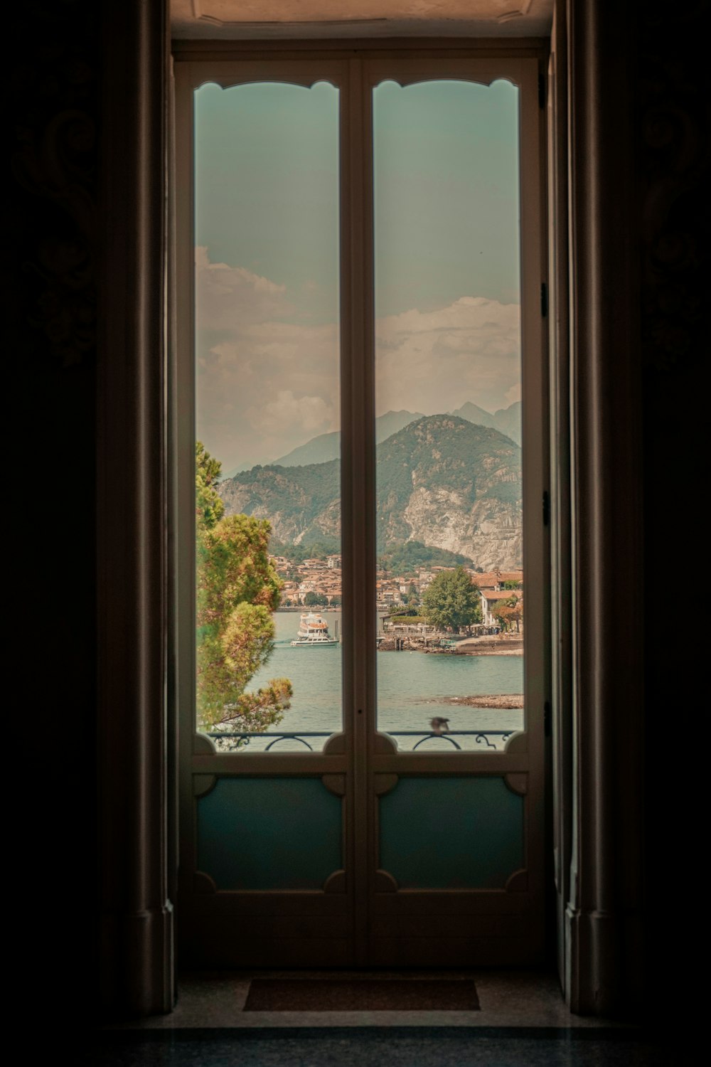 Una vista de un lago a través de una ventana