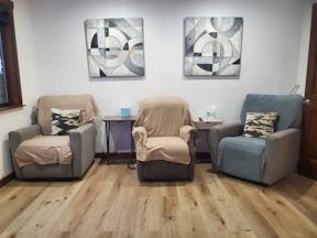 Cozy therapy room with soft lighting and comfortable chairs at a psychologist's office in Toulouse.