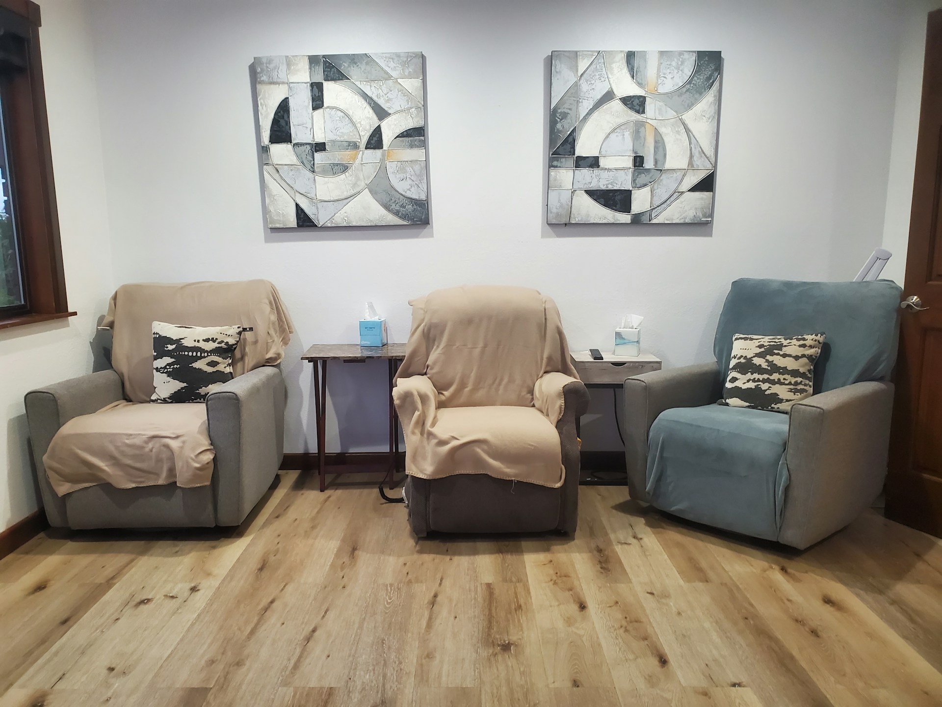 gray computer monitor