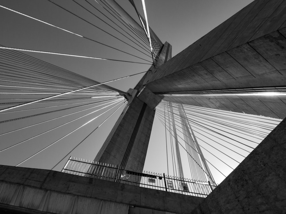 eine Brücke mit Kabeln