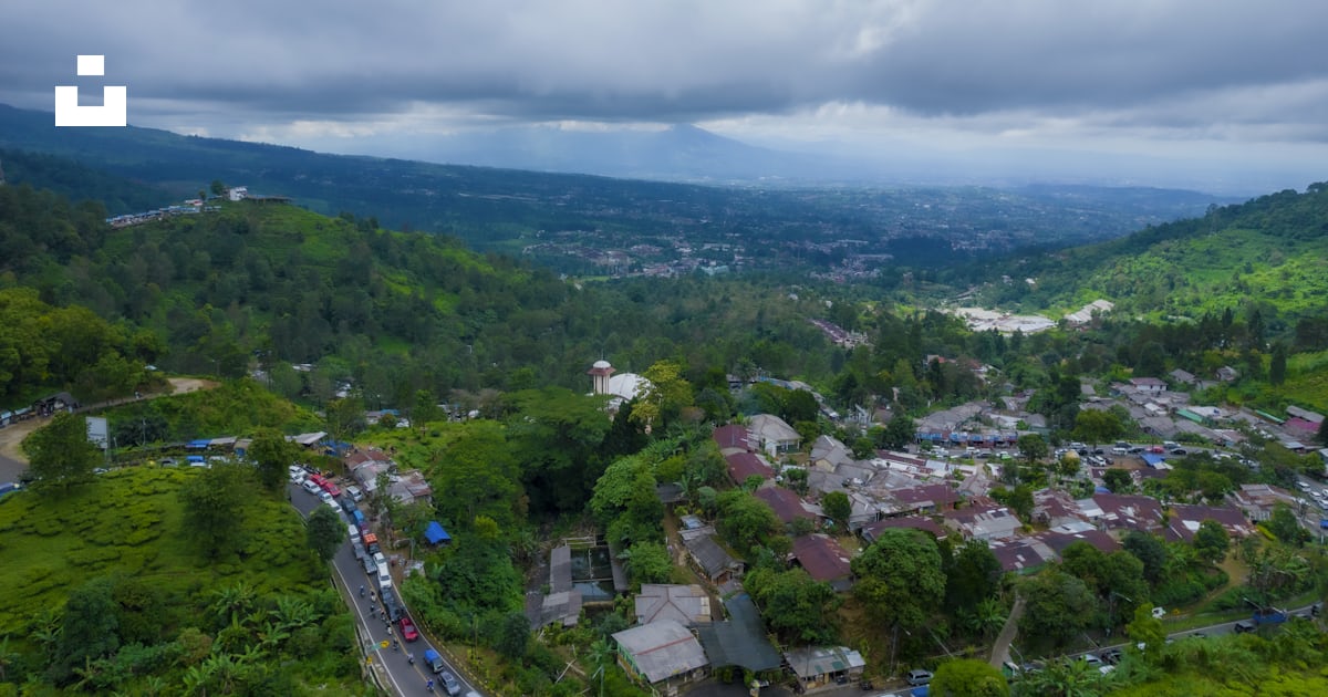 Una ciudad con un río que la atraviesa foto – Imagen de Java Occidental ...