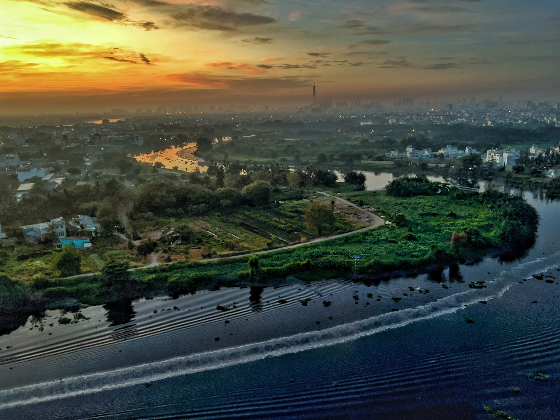 gray computer monitor