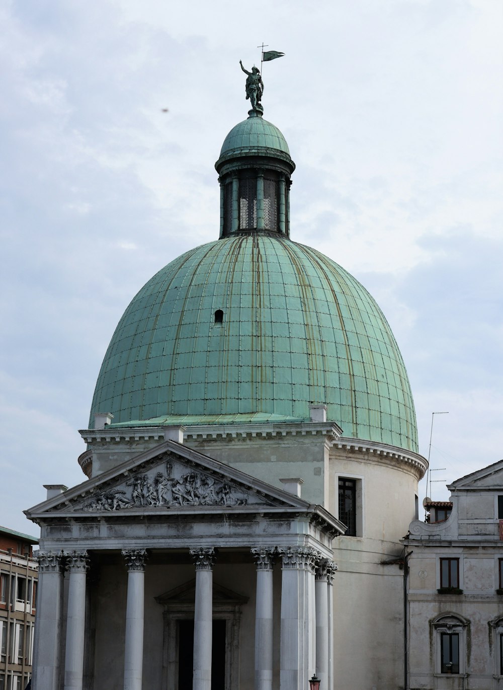 una statua sulla cima di un edificio