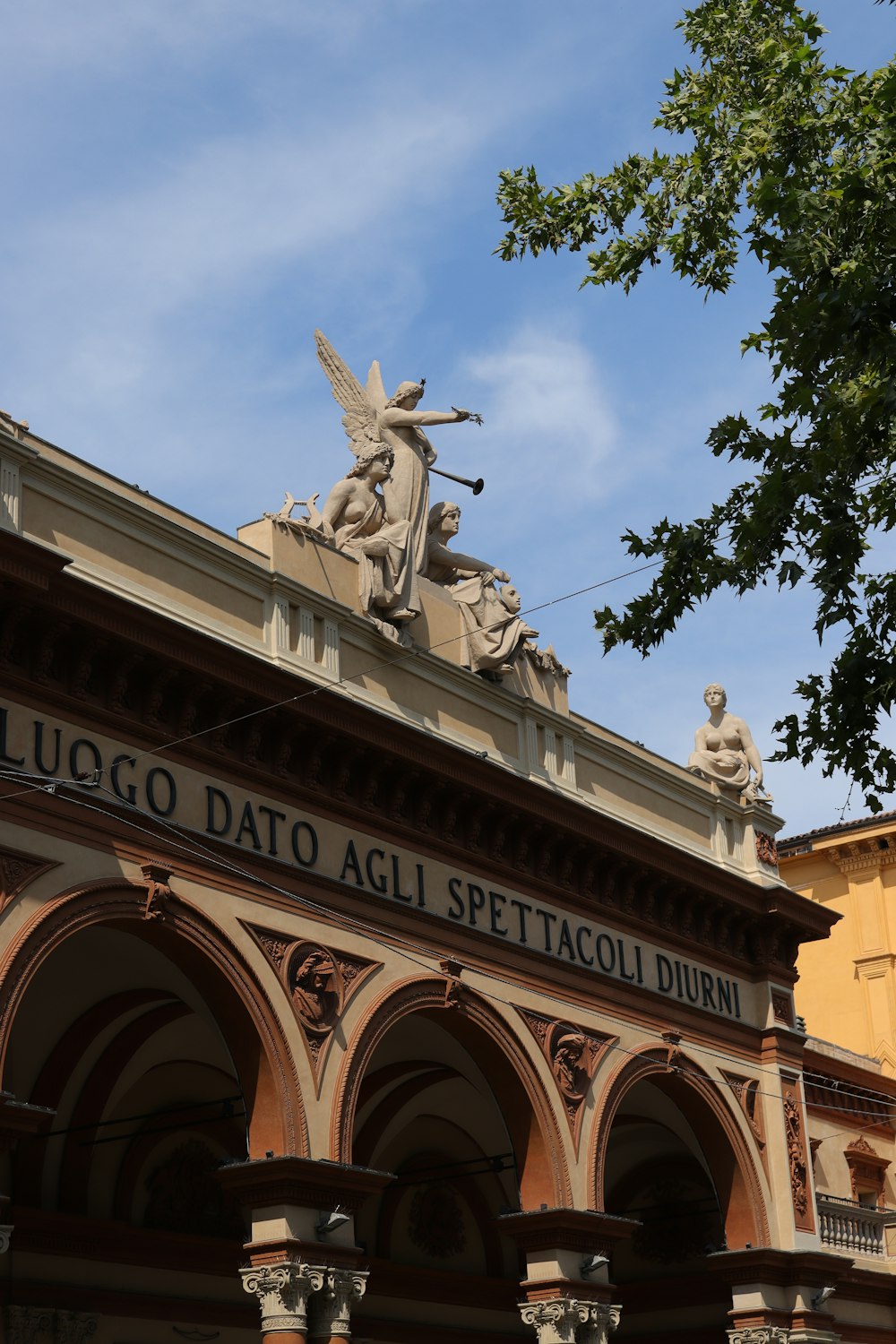 Una estatua en la parte superior de un edificio