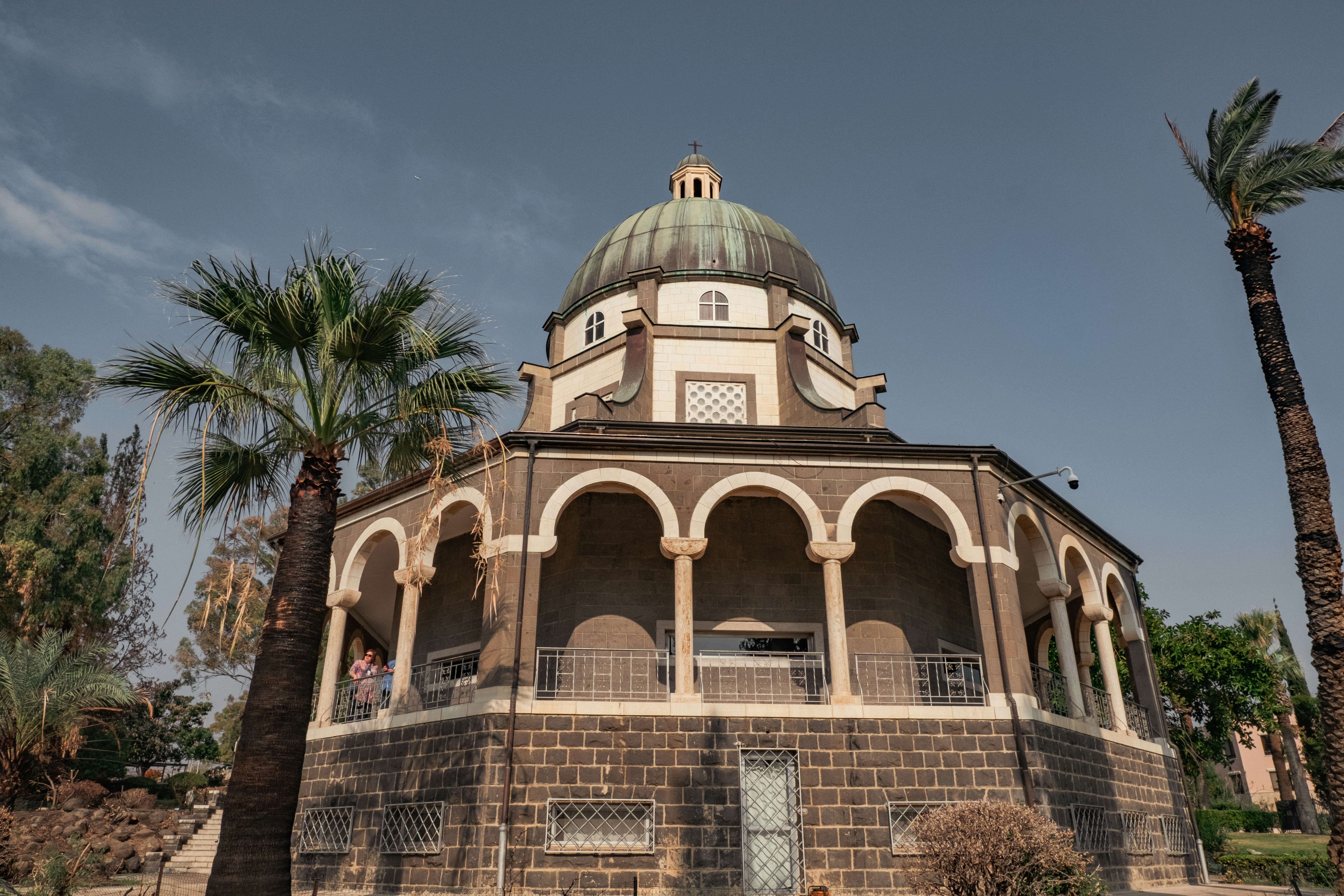 Un edificio con cúpula y palmeras