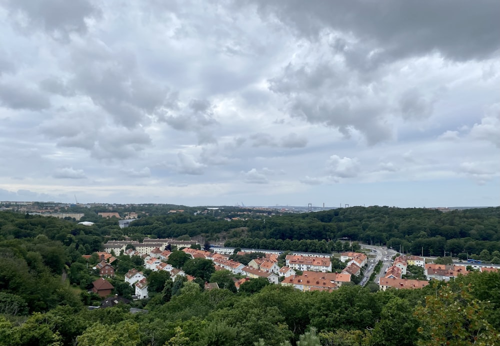 Eine Stadt mit Bäumen und Wolken