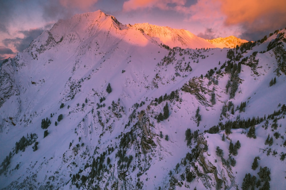 Una montagna innevata con le nuvole