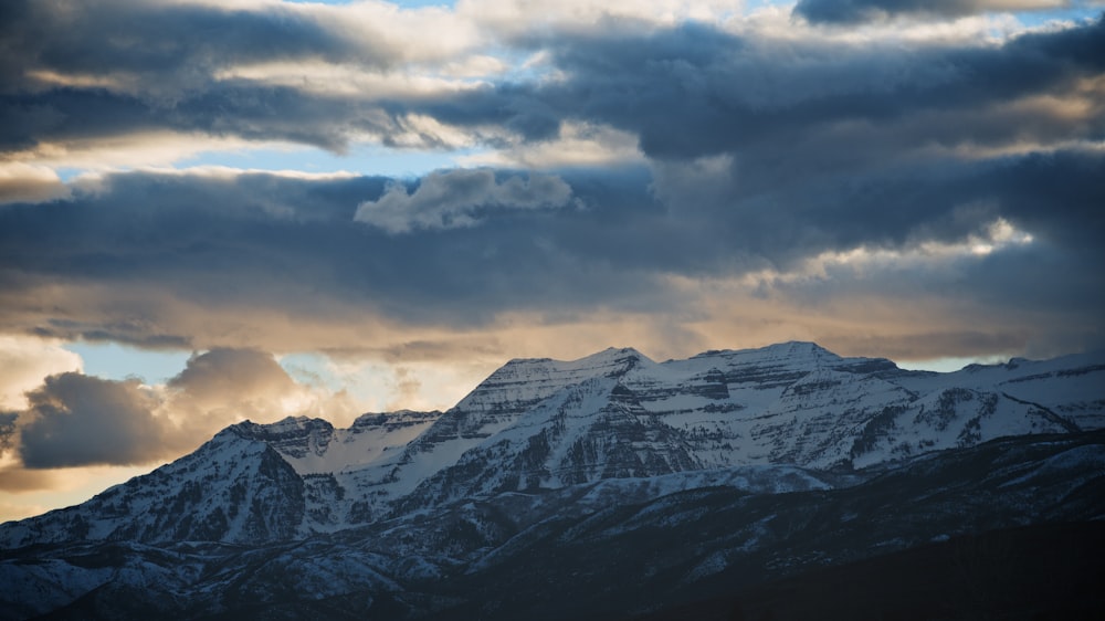 a snowy mountain range