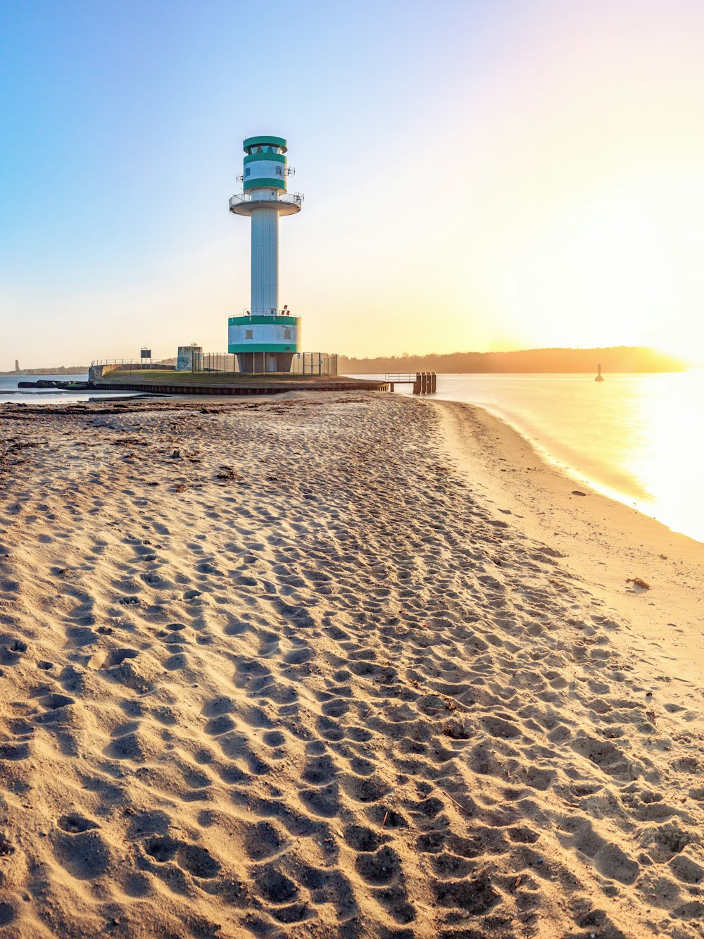 Un faro su una spiaggia sabbiosa