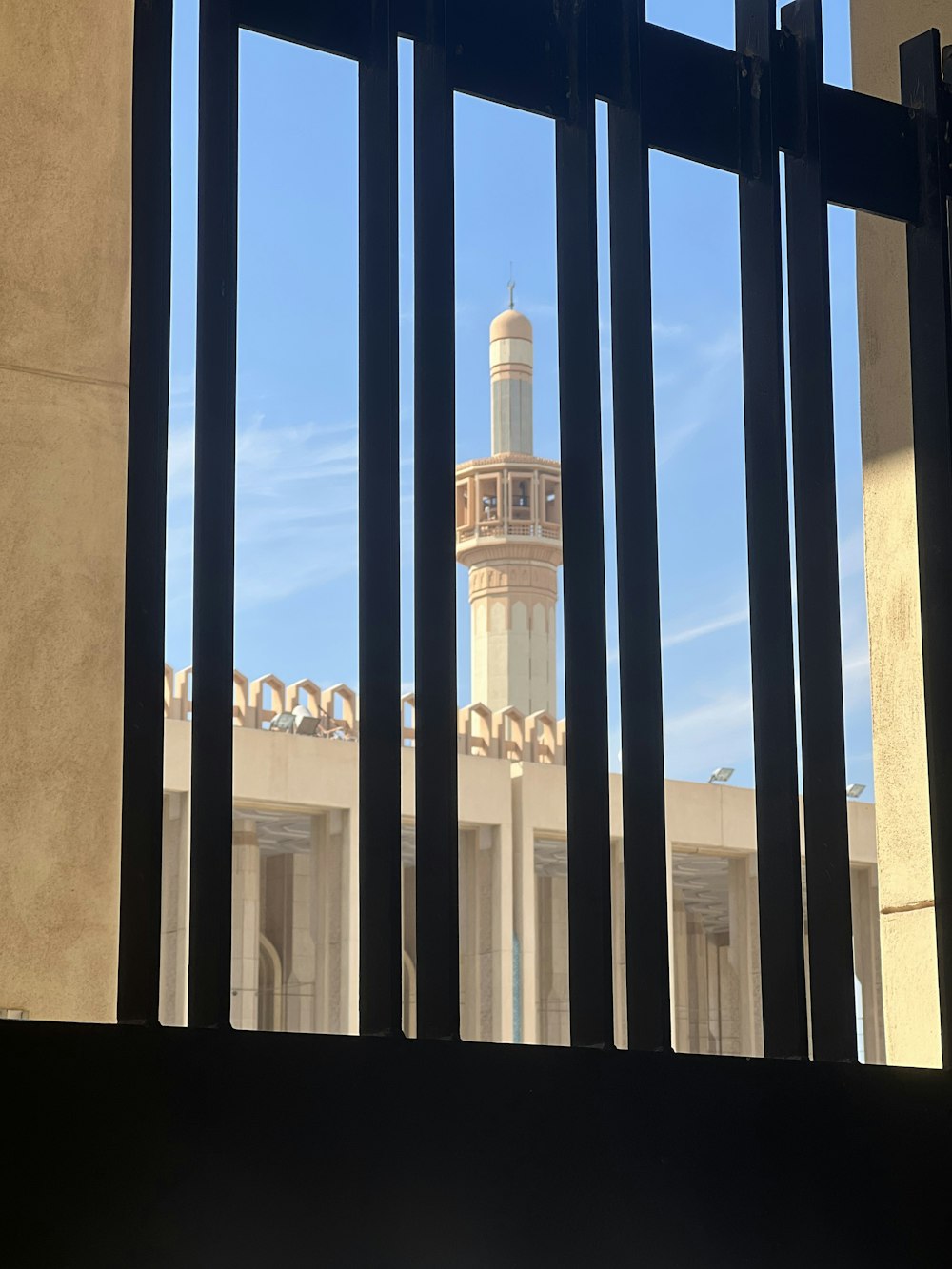 una vista attraverso una finestra di un edificio