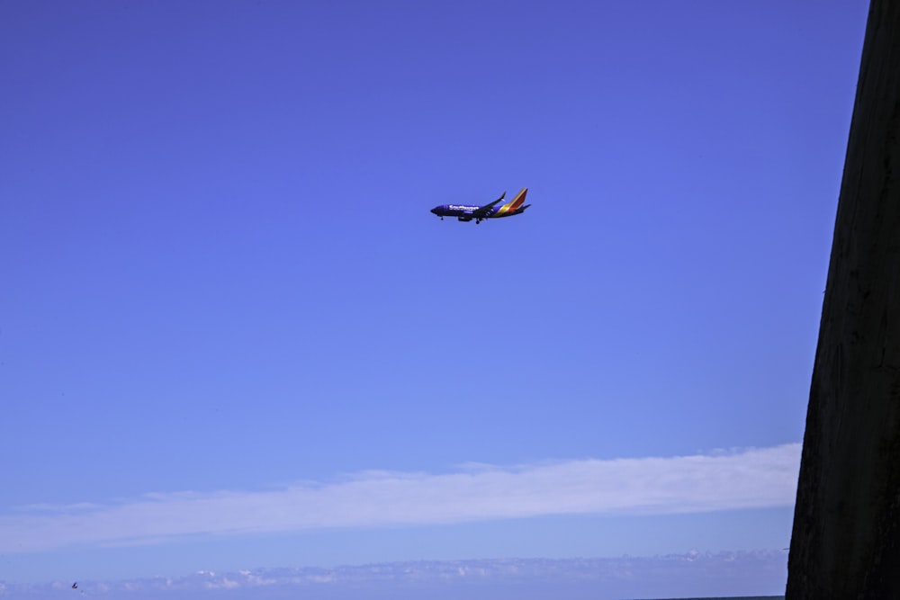 Ein Flugzeug fliegt am blauen Himmel