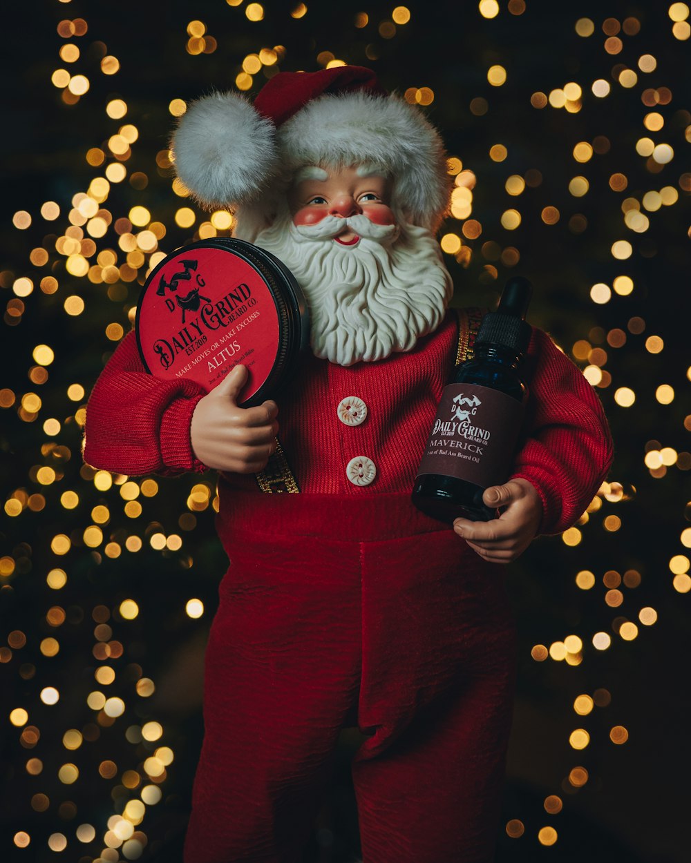 Un Babbo Natale che tiene una bottiglia di vino