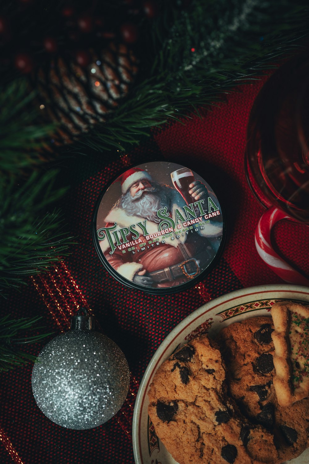 un plato de galletas junto a un tazón de galletas