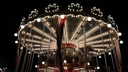 Black and white carousel post design with clean, modern layout.