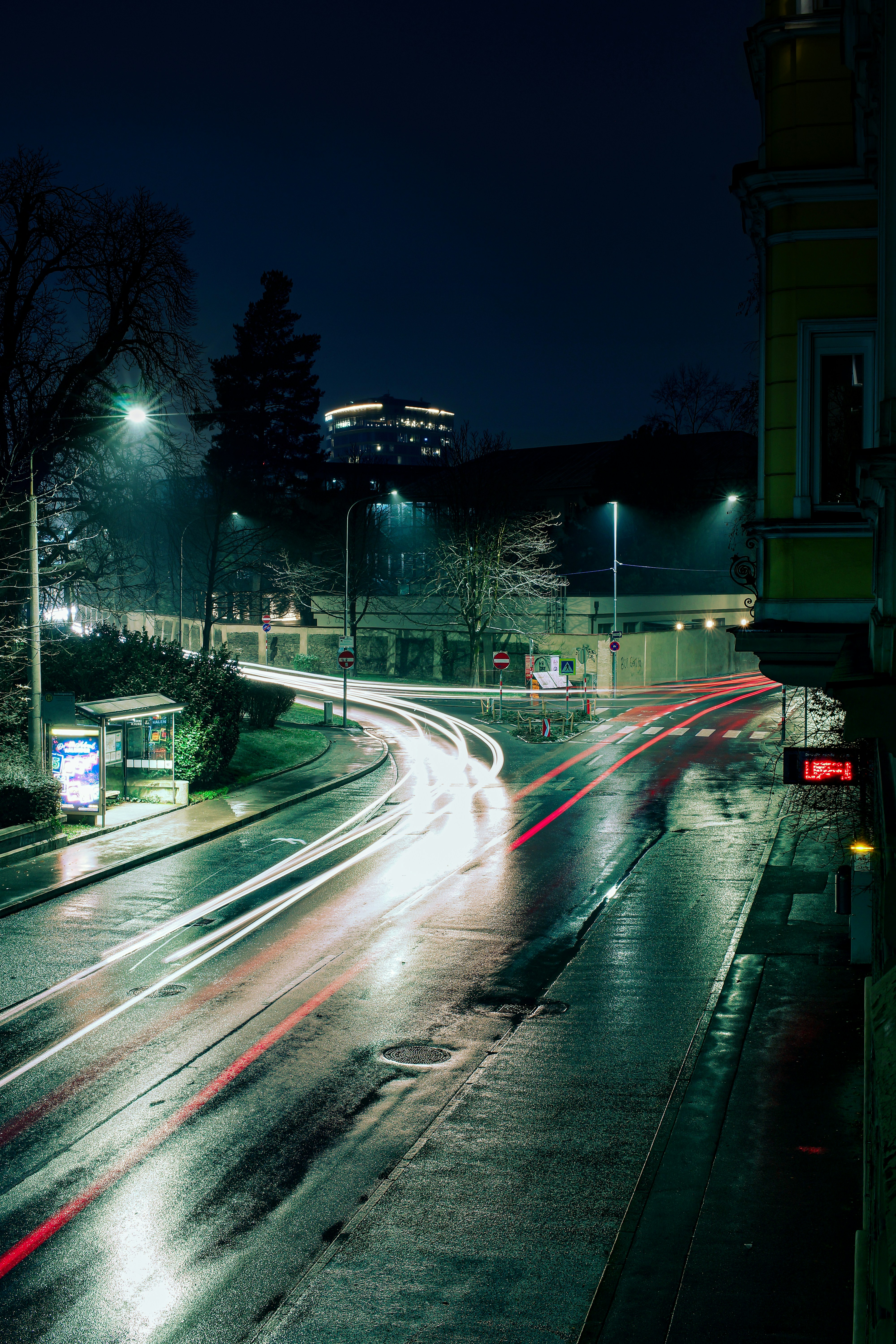 neon car lights, urban at night, colorful car photography, city skyline , ilustrasi artikel  Captivating Neon Noir Car Photography Wallpapers 6