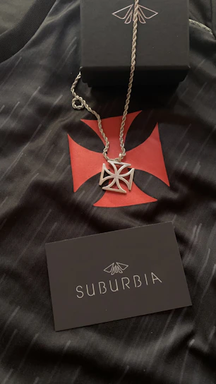 Minimalist dark-themed product card featuring elegant silver necklace from Mercado Livre