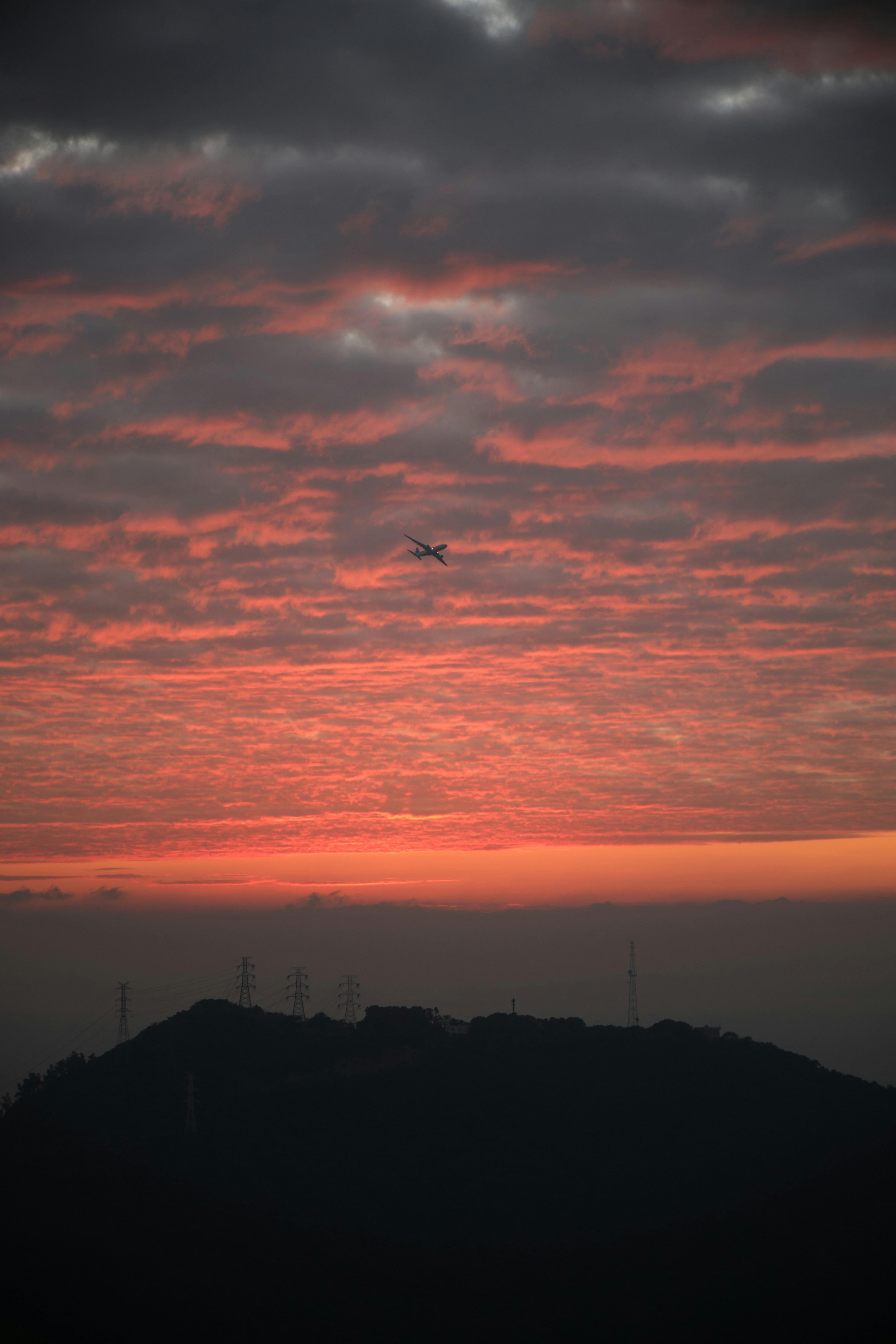 Un aereo che vola nel cielo al tramonto