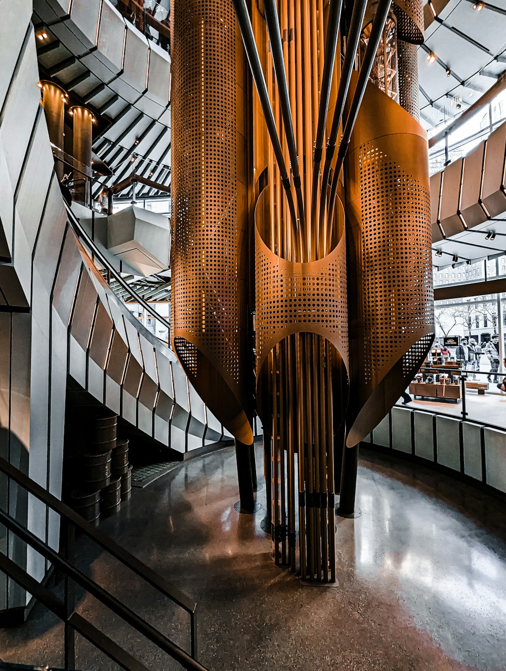 Una gran escultura de metal dentro de un edificio