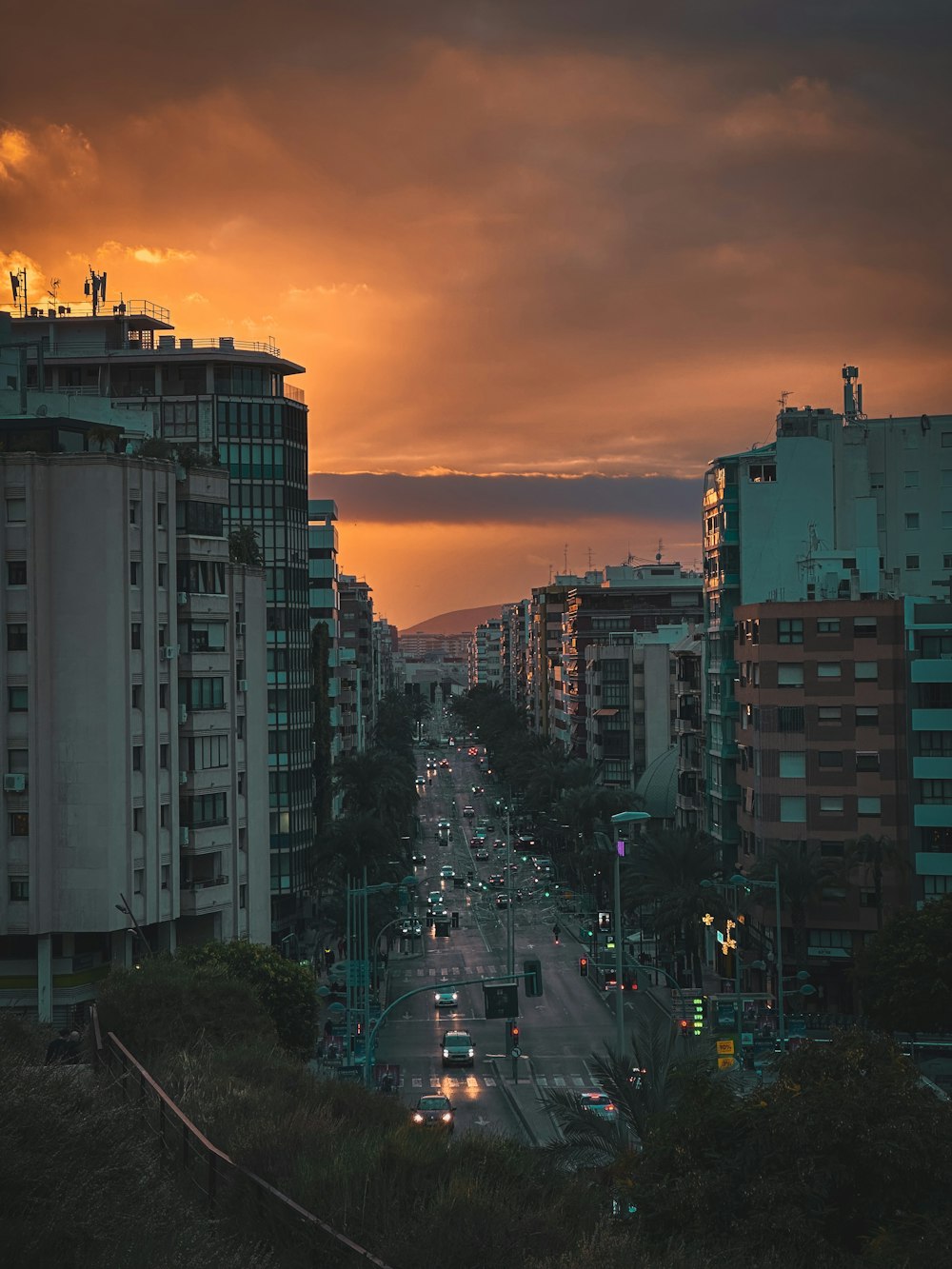 Une vue d’une rue de la ville au coucher du soleil