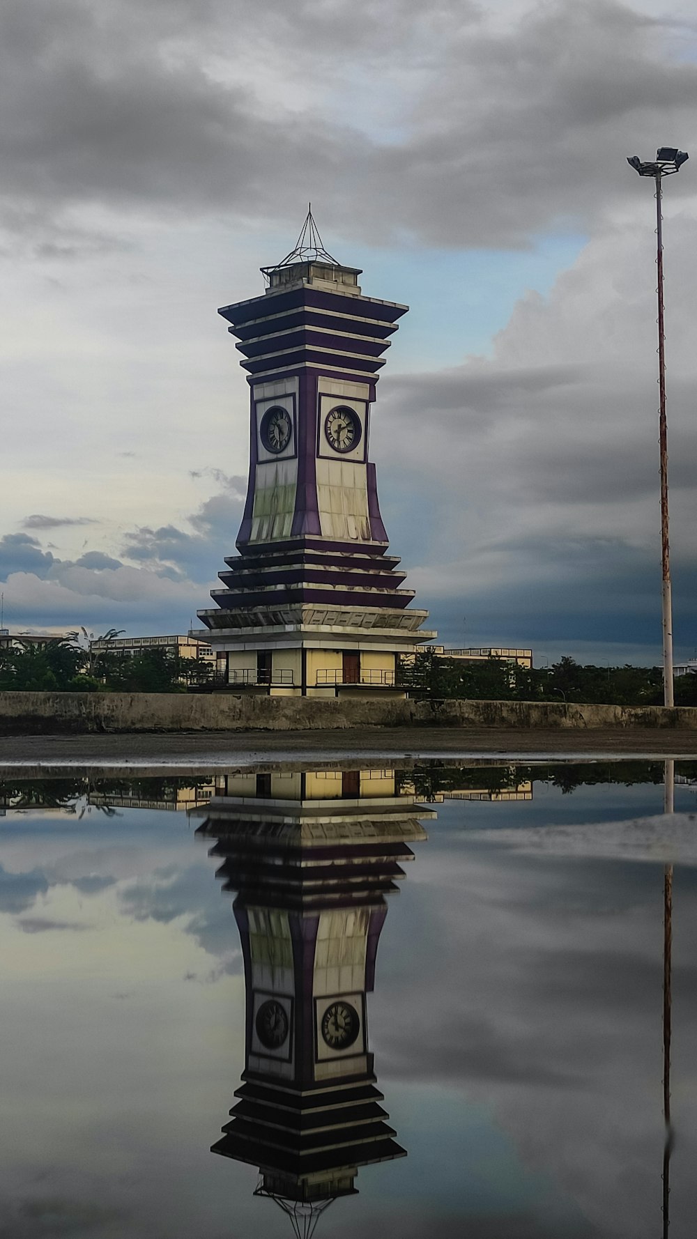 un'alta torre con un orologio in cima