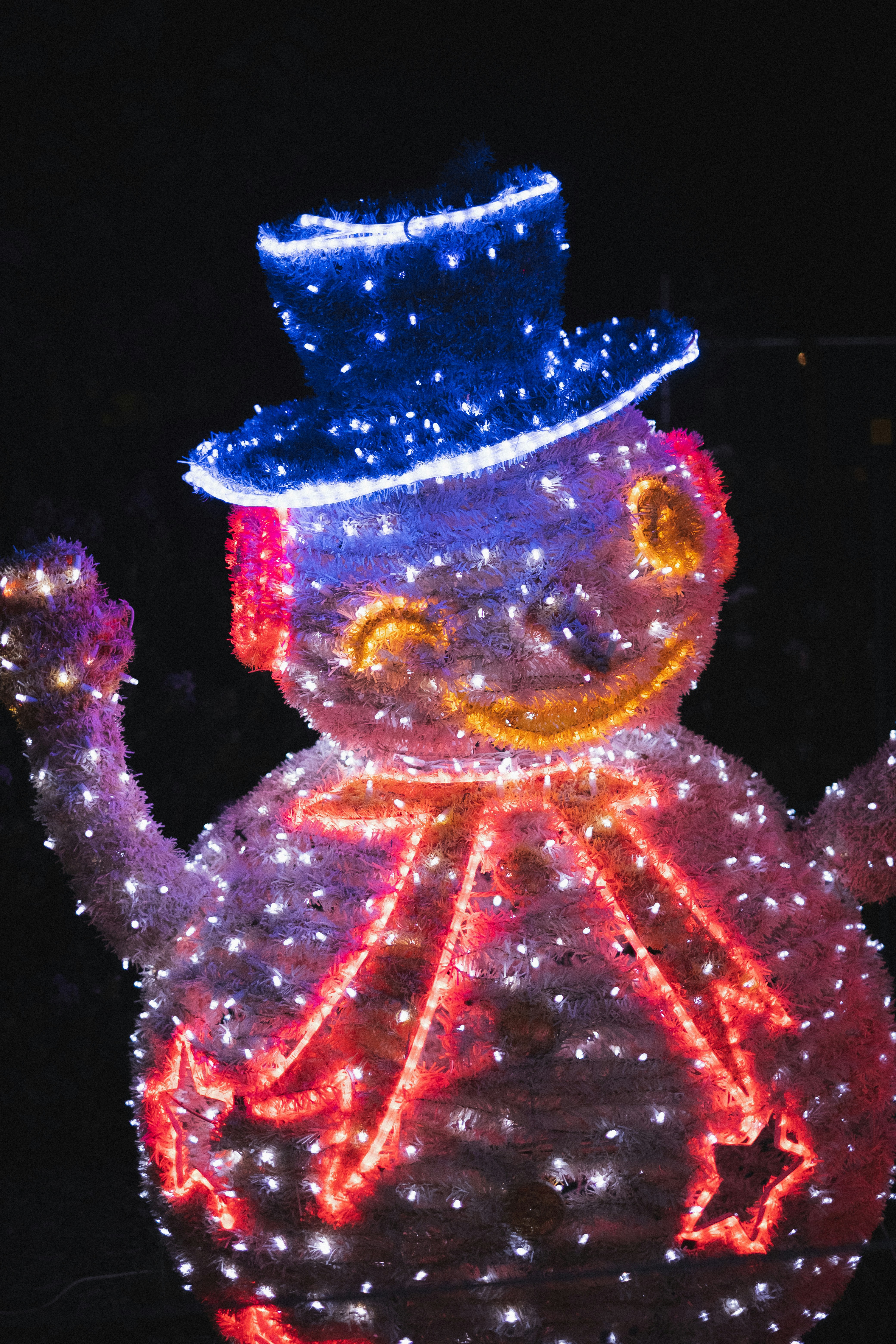 ein beleuchteter Schneemann mit Zylinder und Stock