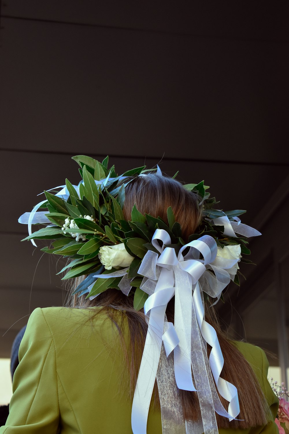 Una donna con una corona di fiori sulla sua testa