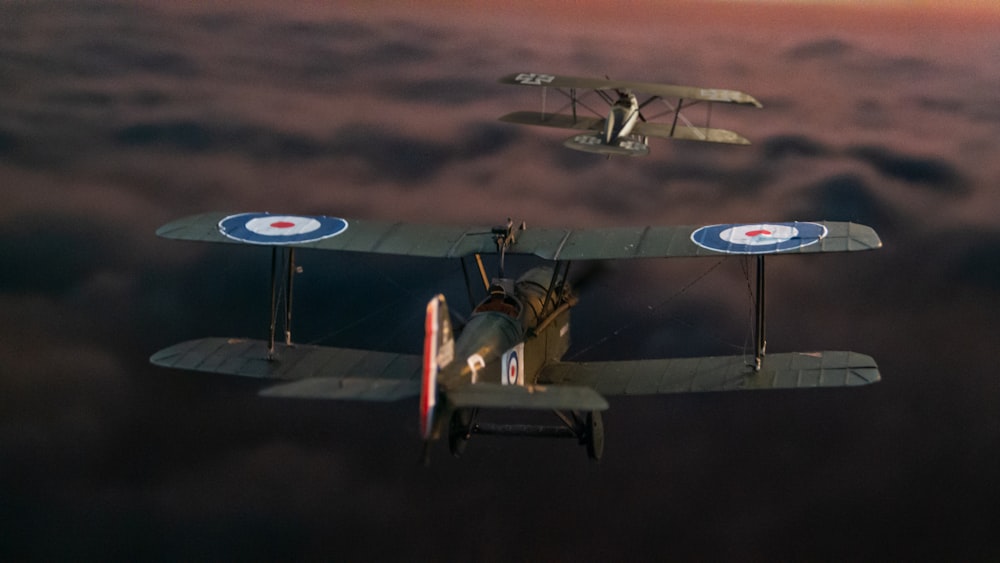 Deux avions volant dans le ciel au-dessus des nuages