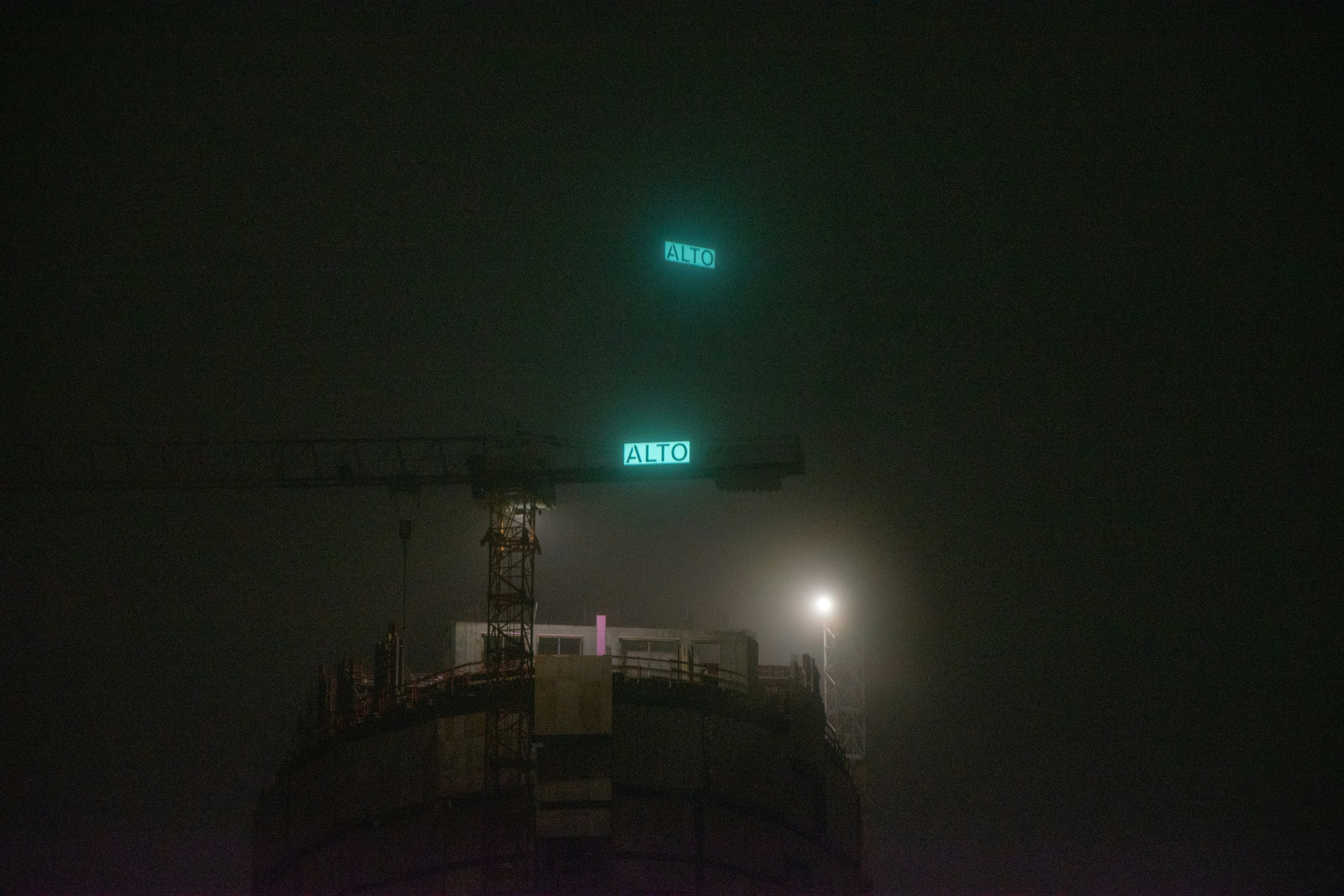 Ein grünes Schild, das sich auf einem Gebäude befindet