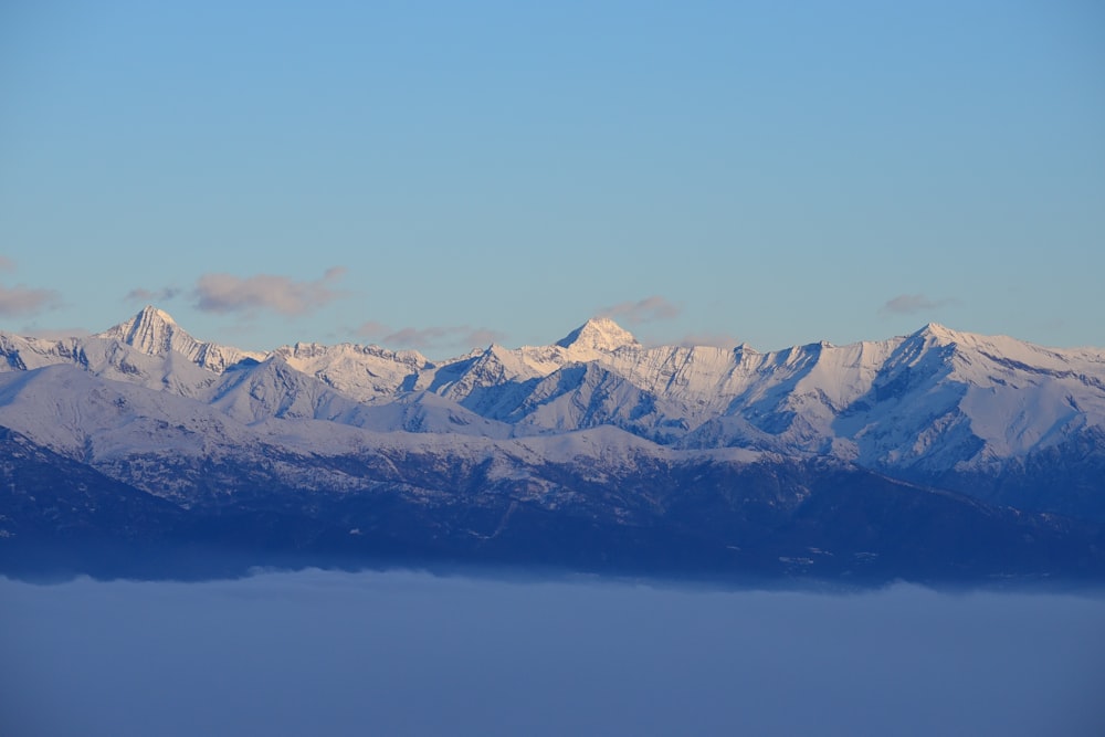 una vista de una cordillera en la distancia